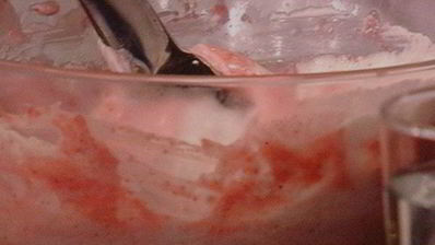 бисквитный рулет с вишневым кремом и малиной