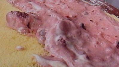 бисквитный рулет с вишневым кремом и малиной