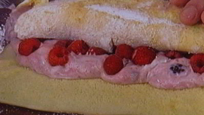 бисквитный рулет с вишневым кремом и малиной