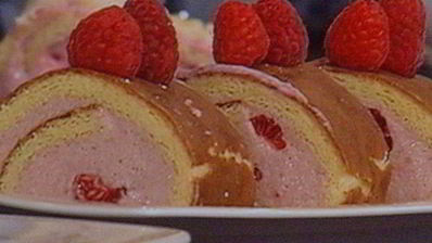 бисквитный рулет с вишневым кремом и малиной