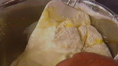 бисквитный рулет с вишневым кремом и малиной