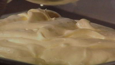 бисквитный рулет с вишневым кремом и малиной