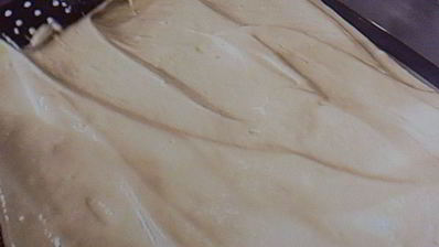 бисквитный рулет с вишневым кремом и малиной