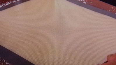 бисквитный рулет с вишневым кремом и малиной