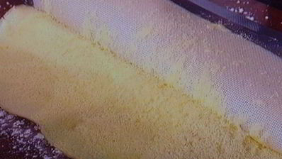 бисквитный рулет с вишневым кремом и малиной