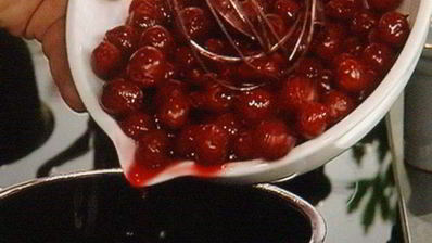 бисквитный рулет с вишневым кремом и малиной