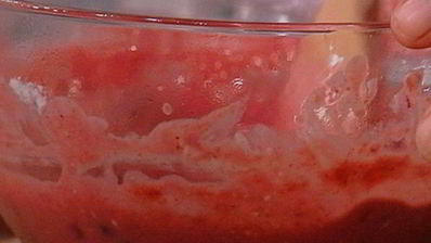 бисквитный рулет с вишневым кремом и малиной