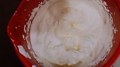 бисквитный рулет с вишневым кремом и малиной