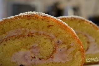 Бисквитный рулет со сметанным кремом