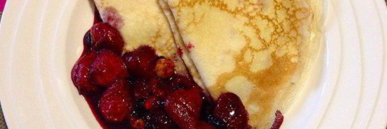 Блинчики с кремом из маскарпоне и фламбированные ягоды