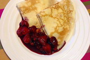 Блинчики с кремом из маскарпоне и фламбированные ягоды