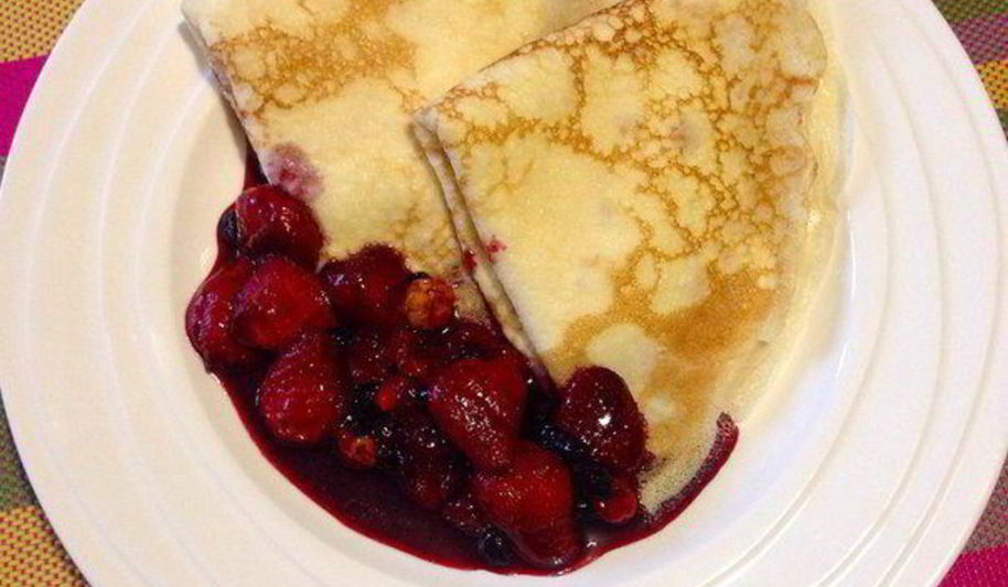 Рецепт блинчиков с кремом из маскарпоне и фламбированные ягоды