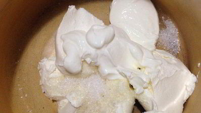 блинчики с кремом из маскарпоне и фламбированные ягоды