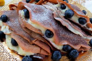 Черемуховые блинчики с ванильным кремом и голубикой