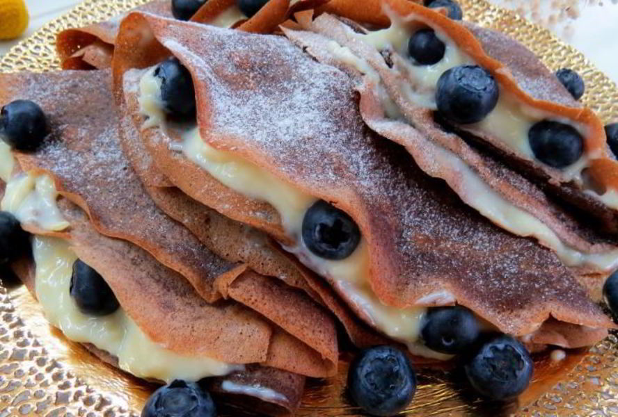 Черемуховые блинчики с ванильным кремом и голубикой