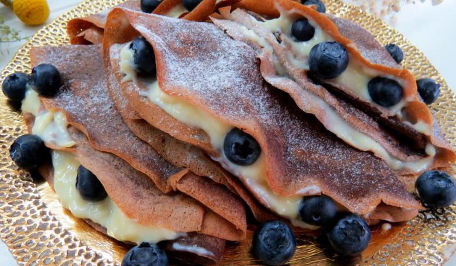 Рецепт черемуховых блинчиков с ванильным кремом и голубикой
