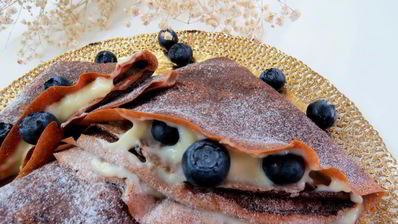 черемуховые блинчики с ванильным кремом и голубикой