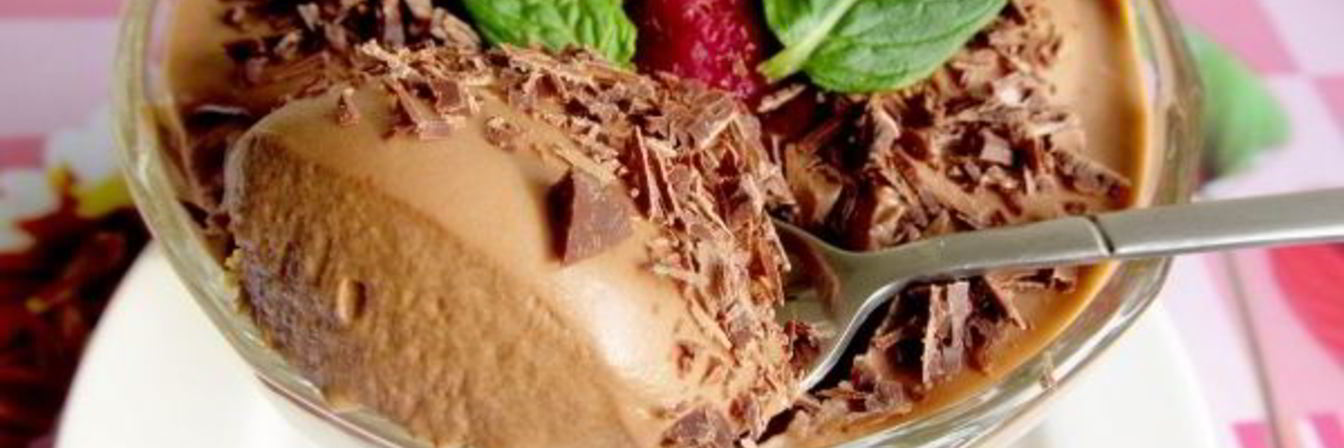 Десерт с шоколадным кремом и малиной