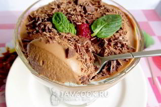 Десерт с шоколадным кремом и малиной