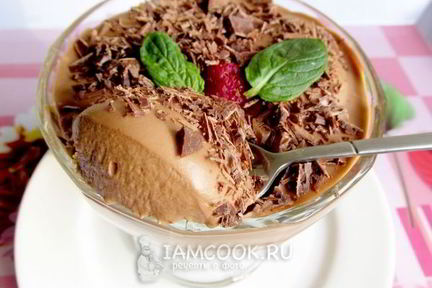 Десерт с шоколадным кремом и малиной