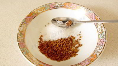 десерт с шоколадным кремом и малиной