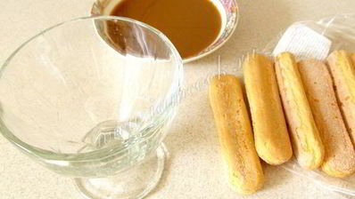 десерт с шоколадным кремом и малиной