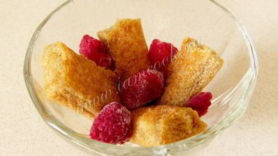 десерт с шоколадным кремом и малиной