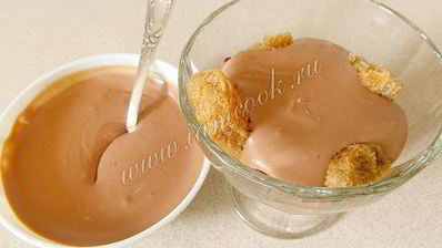 десерт с шоколадным кремом и малиной