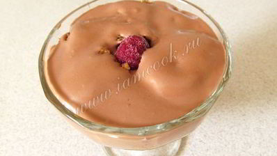 десерт с шоколадным кремом и малиной