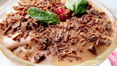 десерт с шоколадным кремом и малиной