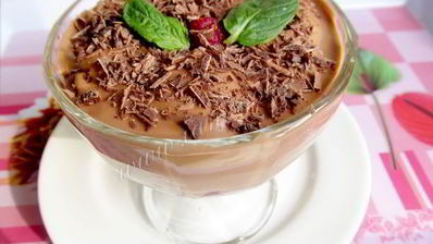 десерт с шоколадным кремом и малиной