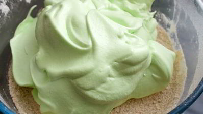 фисташковые макаронс с базиликовым кремом