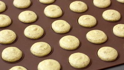 фисташковые макаронс с базиликовым кремом