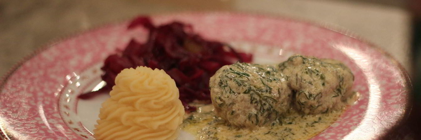 Фрикадельки c кремовой заправкой из сметаны с соусом табаско