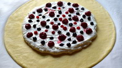 галета с творожным кремом и ягодами