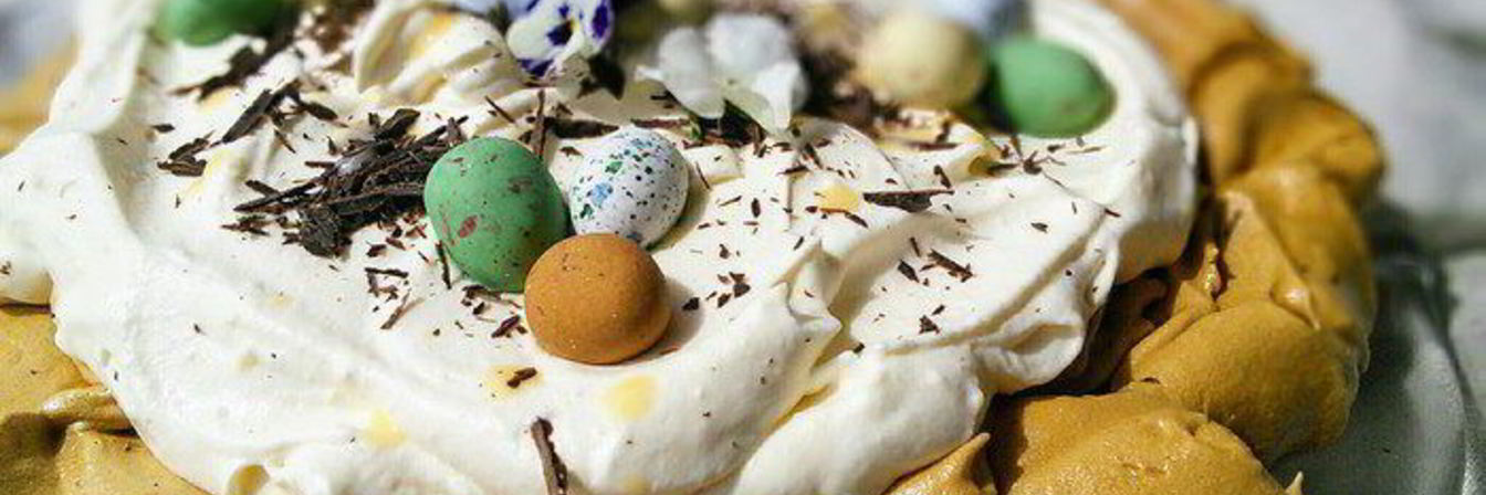 Карамельная Павлова со сливочным кремом и яичным ликером