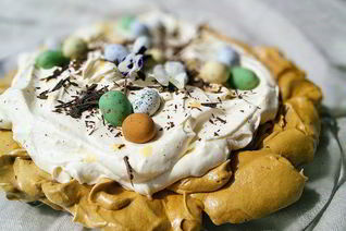 Карамельная Павлова со сливочным кремом и яичным ликером