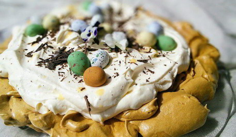 Рецепт карамельной павловой со сливочным кремом и яичным ликером