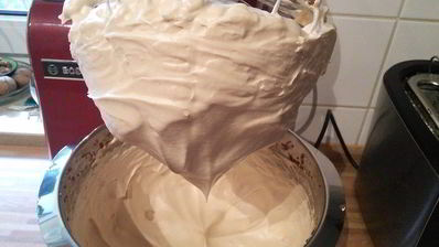 карамельная павлова со сливочным кремом и яичным ликером