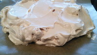 карамельная павлова со сливочным кремом и яичным ликером