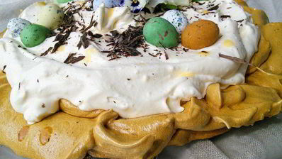 карамельная павлова со сливочным кремом и яичным ликером