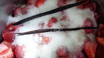 клубнично-ванильный конфитюр с кремом из маршмеллоу