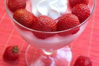 Клубничный крем со свежими ягодами