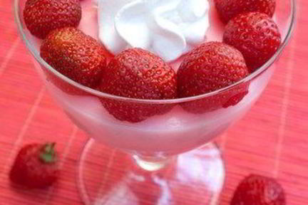 Клубничный крем со свежими ягодами