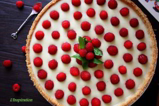 Кростата с заварным кремом и малиной