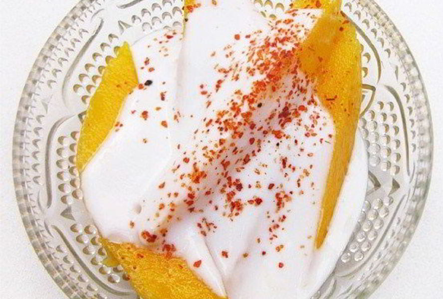 Манго с кокосовым кремом и перцем чили