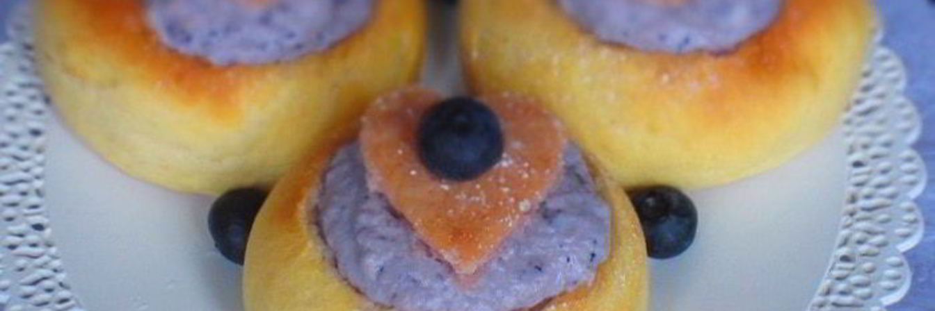 Мини-бриоши с творожно-черничным кремом