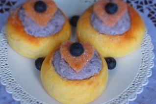 Мини-бриоши с творожно-черничным кремом