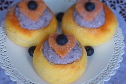 Мини-бриоши с творожно-черничным кремом