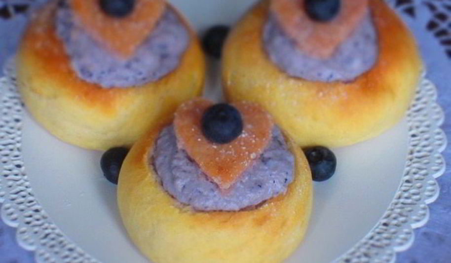 Рецепт мини-бриошей с творожно-черничным кремом